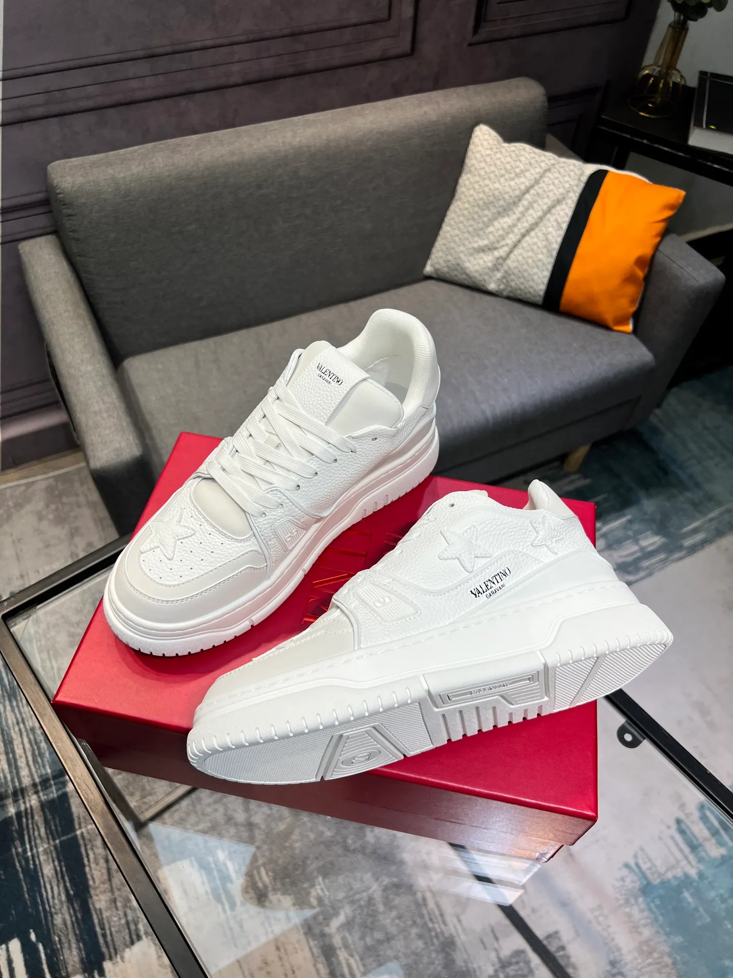 Men's Men's Shoes 💰660 Valentino 2023 early autumn new star shoes are now online! Wang Hedi and Ren Jialun have been worn by many celebrities. Who can refuse the same couple shoes as Wang Hedi! The design of Stars Stab My Heart is cool and spicy. The material of the shoes is cowhide, and every color is beautiful! Size 35-40, men’s size 39-44 (women’s 41, men’s 38, 45🉑️customized)